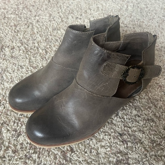 Antelope Brand Taupe Leatherr Cut Out Block Heel Ankle Boots With Buckle Size 38 - Picture 1 of 6